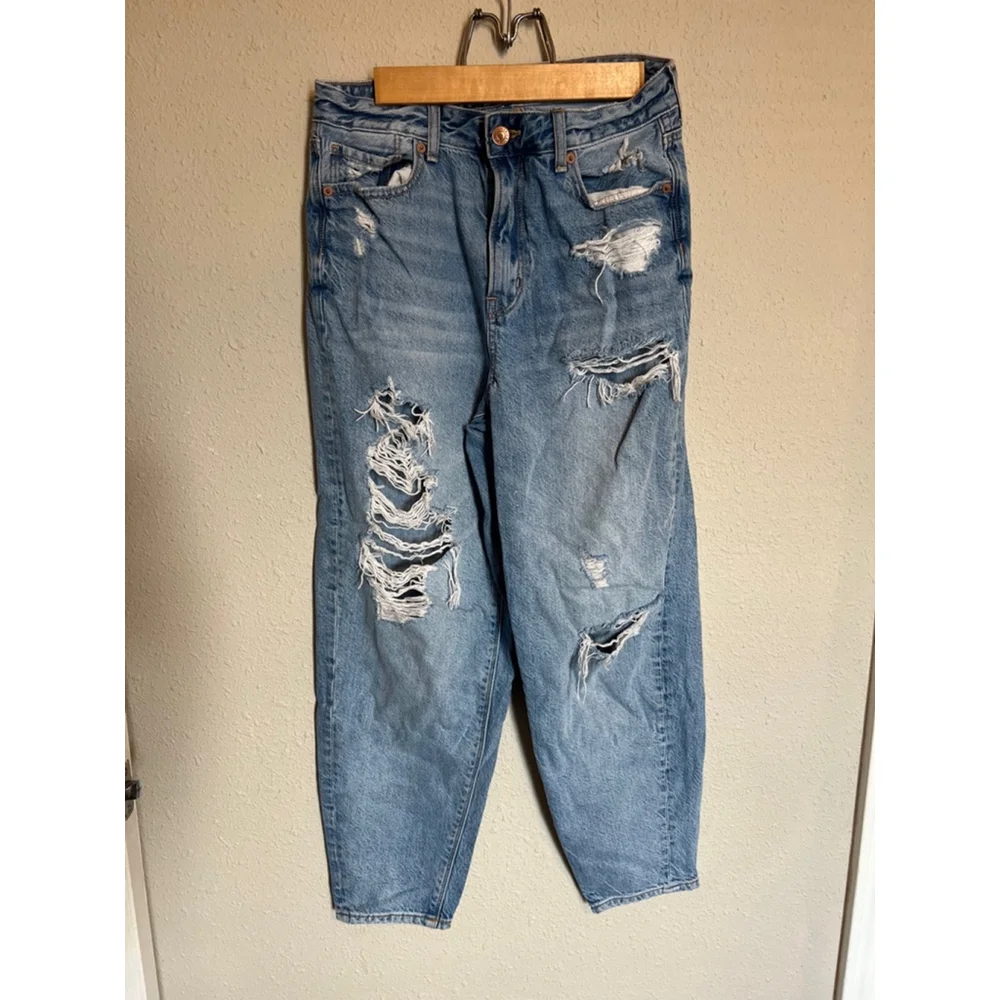 Women's Relaxed Mom American Eagle Jeans, Size 4, Light Blue - Picture 2 of 7